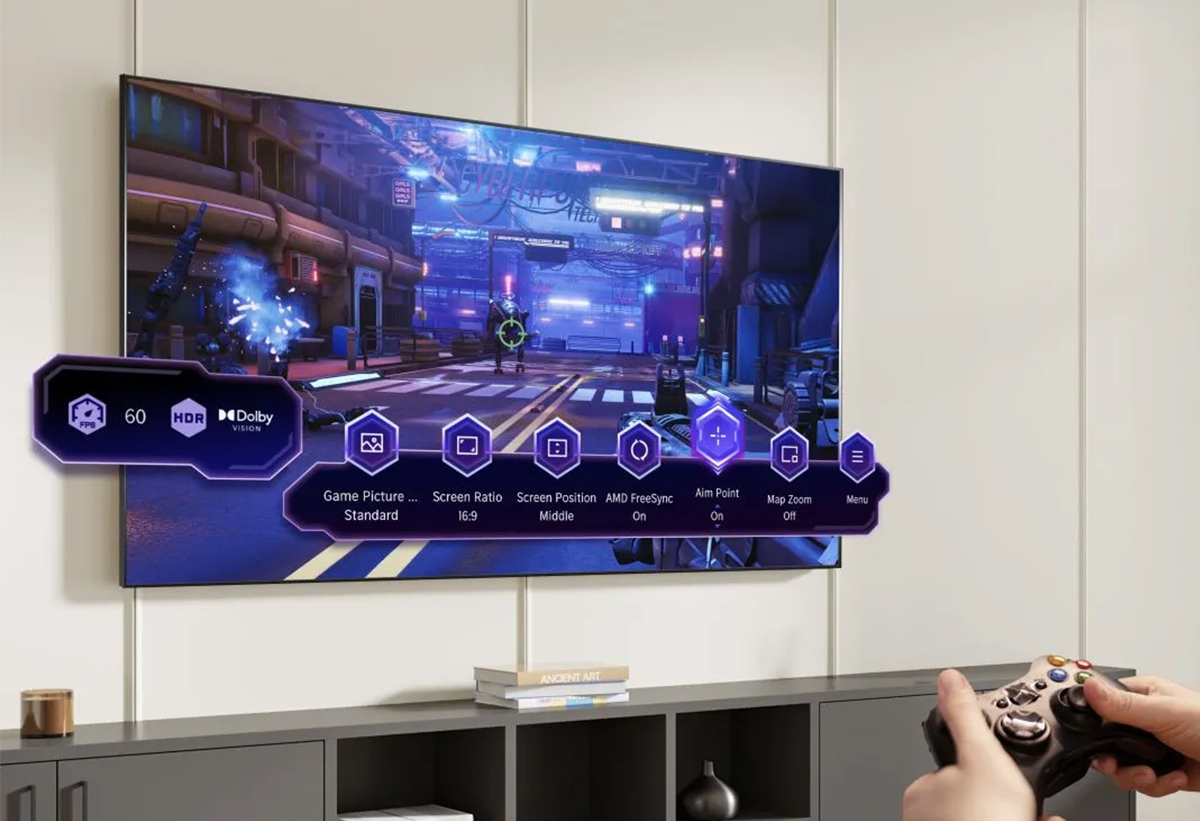 Άτομο παίζει βιντεοπαιχνίδι στην τηλεόραση.